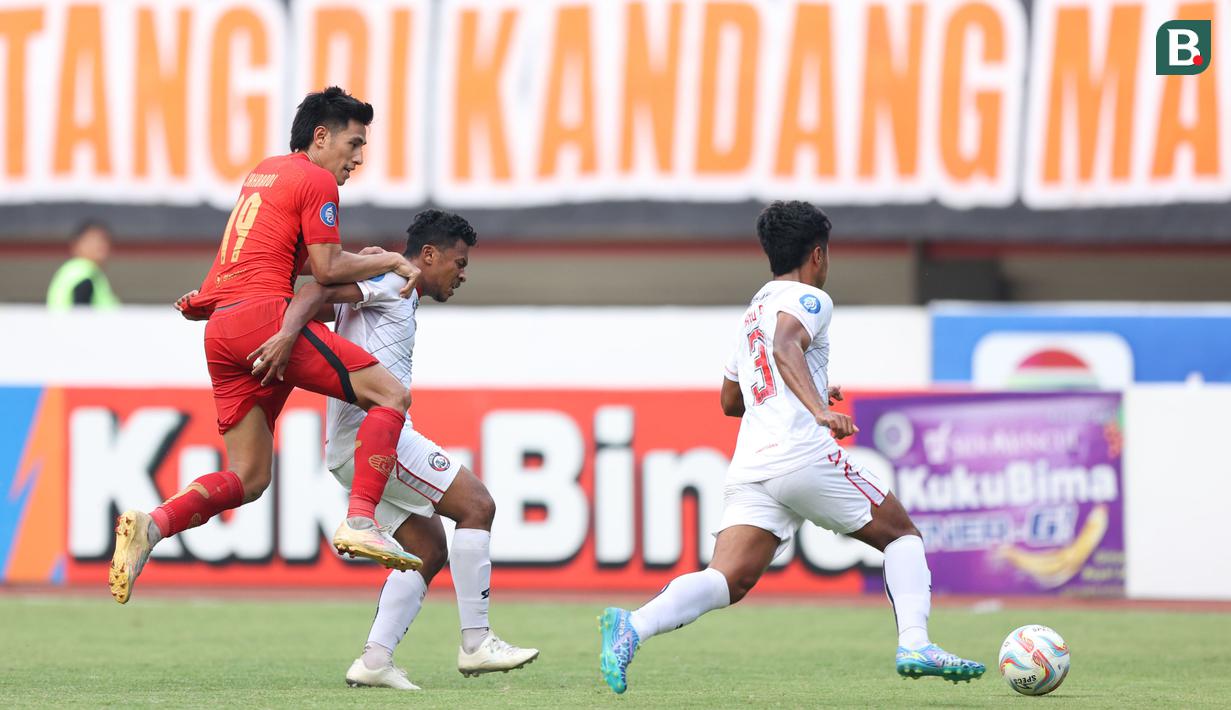 Pemain Persija Jakarta, Hanif Sjahbandi, berusaha melewati pemain Arema FC pada lanjutan BRI Liga 1 2023/2024 di Stadion Patriot Chandrabhaga, Kota Bekasi, Minggu (20/08/2023). Kedua tim bermain imbang 2-2. (Bola.com/M Iqbal Ichsan)
