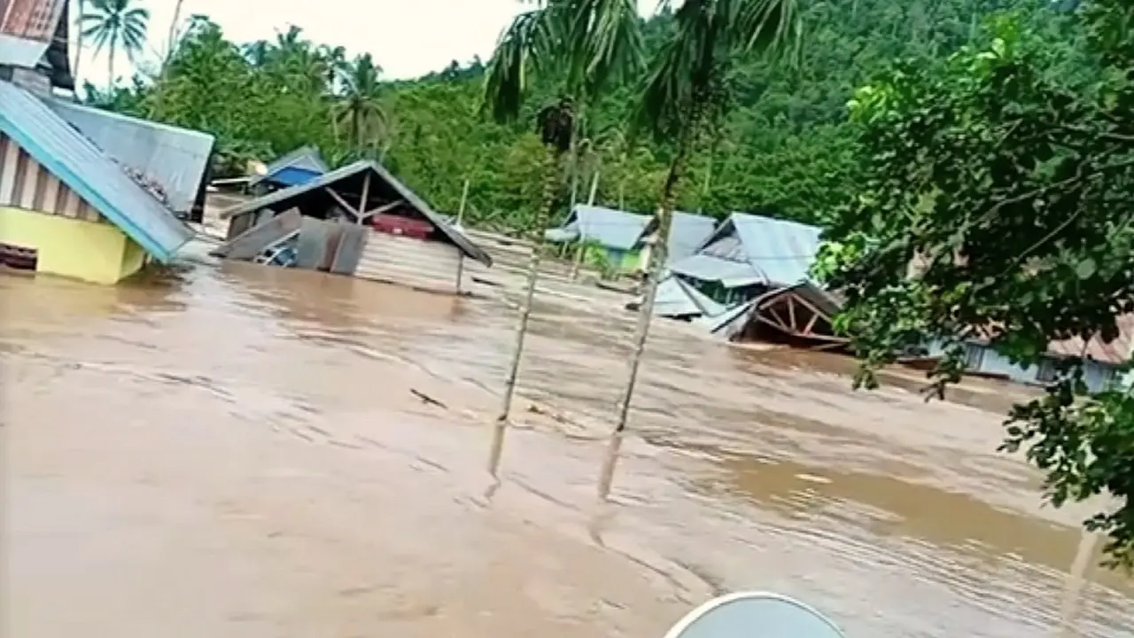Rumah hanyut terseret arus banjir di Desa Tapuwatu Kecamatan Asera, Konawe Utara.(Liputan6.com/Ahmad Akbar Fua)