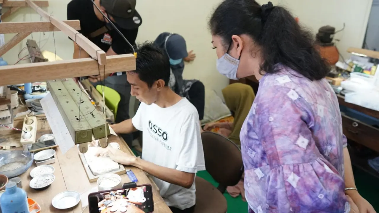 Tak Kalah Dari Kotagede, Warga Ogan Ilir Juga Terampil Produksi Kerajinan Perak