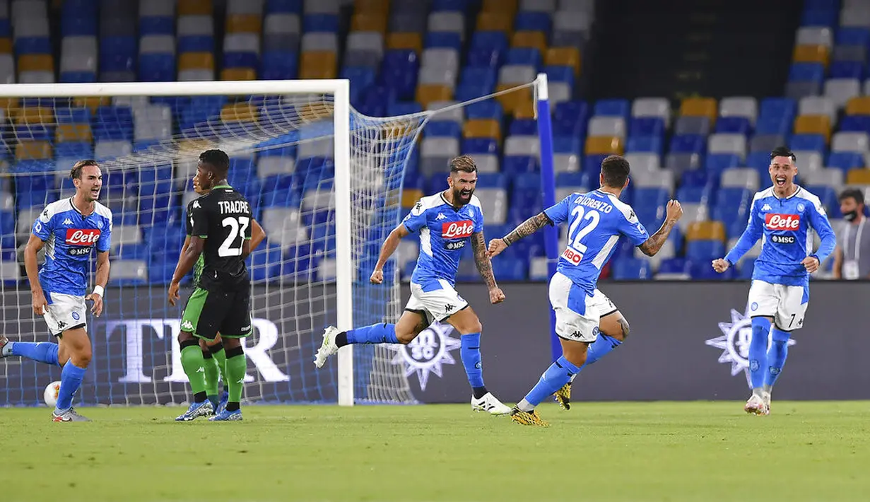 Para pemain Napoli merayakan gol yang dicetak oleh Elseid Hysaj ke gawang Sassuolo pada laga Serie A di Stadion San Paolo Sabtu (25/7/2020). Napoli menang 2-0 atas Sassuolo. (Cafaro/LaPresse via AP)