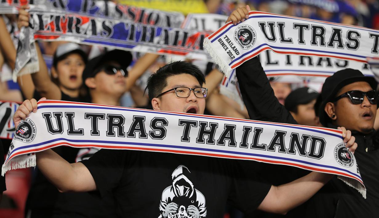 Suporter Thailand memberi dukungan saat melawan Indonesia pada laga kualifikasi Piala Dunia 2022 di SUGBK, Jakarta, Selasa (10/9). Indonesia takluk 0-3 dari Thailand. (Bola.com/M Iqbal Ichsan)