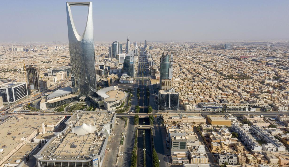 Pandangan udara Kingdom tower dan jalan Raja Fahad yang kosong karena pandemi COVID-19 pada hari pertama perayaan Idul Fitri di ibu kota Saudi, Riyadh, Senin (24/5/2020).  Saudi memberlakukan jam malam 24 jam selama lima hari libur Hari Raya Idul Fitri 1441 H dari 23 Mei 2020. (FAISAL AL-NASSER/AFP)