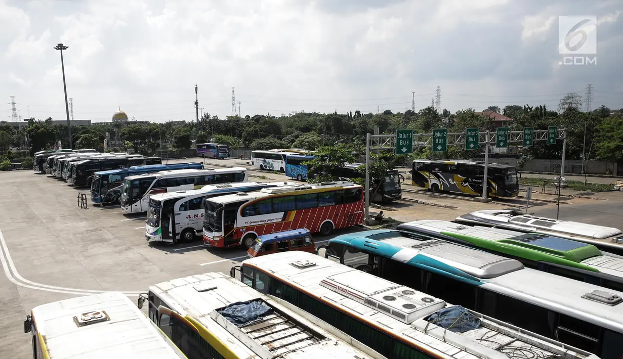 Sejumlah bus Antar Kota Antar Provinsi (AKAP) terparkir di Terminal Pulo Gebang, Jakarta, Kamis (8/6). Pemprov DKI Jakarta menyiapkan terminal Pulo Gebang sebagai pusat pemberangkatan mudik Lebaran 2017. (Liputan6.com/Faizal Fanani)