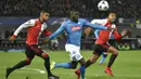 Bek Napoli, Kalidou Koulibaly, berebut bola dengan bek Feyenoord, Jeremiah St Juste, pada laga Liga Champions di Stadion Kuip, Rotterdam, Rabu (6/12/2017). Feyenoord menang 2-1 atas Napoli. (AFP/John Thys)