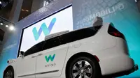 Waymo memamerkan mobil otonomos Chrysler di ajang North American International Auto Show di Detroit, Michigan, AS, January 8, 2017. Kredit: REUTERS Brendan McDermid