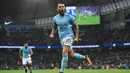 Bek Manchester City, Nicolas Otamendi, merayakan gol yang dicetaknya ke gawang Burnley pada laga Premier League di Stadion Etihad, Manchester, Sabtu (21/10/2017). City menang 3-0 atas Burnley. (AFP/Oli Scarff)