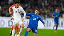 Gelandang Liverpool itu tampil impresif dan langsung menandai debutnya dengan gol. Pemain 23 tahun itu membobol gawang lawan lewat backheel brilian. (AP Photo/Thanassis Stavrakis)