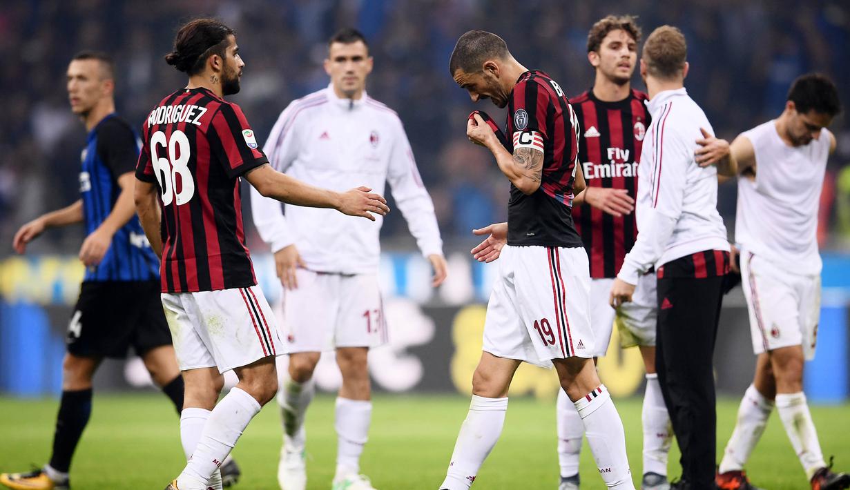 Para pemain AC Milan tampak lesu usai ditaklukkan Inter Milan pada laga Serie A Italia di Stadion Giuseppe Meazza, Milan, Minggu (15/10/2017). Inter Milan menang 3-2 atas AC Milan. (AFP/Miguel Medina)