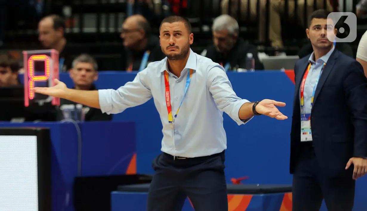 Pelatih timnas basket Lebanon, Jad El Hajj saat melawan Perancis pada penyisihan Grup H FIBA World Cup 2023 di Indonesia Arena, Gelora Bung Karno, Jakarta, Selasa (29/8/2023). (Liputan6.com/Helmi Fithriansyah)