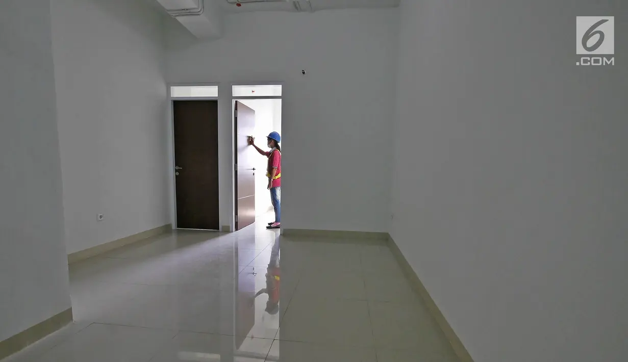 Pekerja melakukan finishing pembangunan Rusunawa Pasar Rumput, Jakarta, Kamis (18/7/2019). Rusunawa Pasar Rumput memiliki 1.314 kios dan 1.984 unit hunian. (Herman Zakharia)