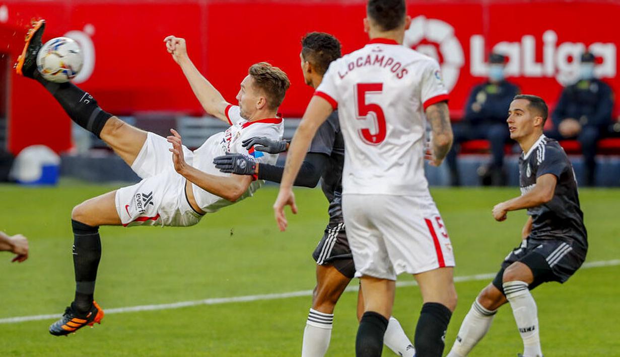 Penyerang Sevilla, Luuk de Jong, melepaskan tendangan salto saat melawan Real Madrid pada laga Liga Spanyol di Stadion Ramon Sanchez Pizjuan, Minggu (6/12/2020). Real Madrid menang dengan skor 1-0. (AP/Angel Fernandez)