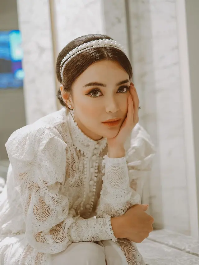 Wika Salim Pakai Gaun Serba Putih
