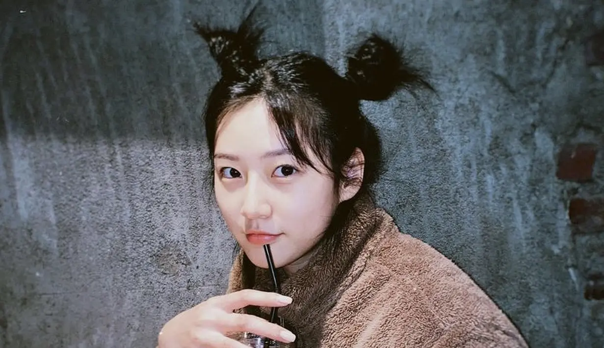 Diposisi 11 ada Kim Sae Ron, ia memulai sebut aktingnya  pada 2009 pada usia 9 tahun, dan beberapa K-Drama-nya yang paling terkenal termasuk Listen to My Heart (2011), The Queen's Classroom (2013) dan Hi!  School-Love On (2014).  Dia juga telah diberikan 12 penghargaan untuk karyanya. @ron_sae