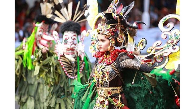 7 Potret Penampilan Cinta Laura di Jember Fashion Carnaval 2019, Tampil Memukau