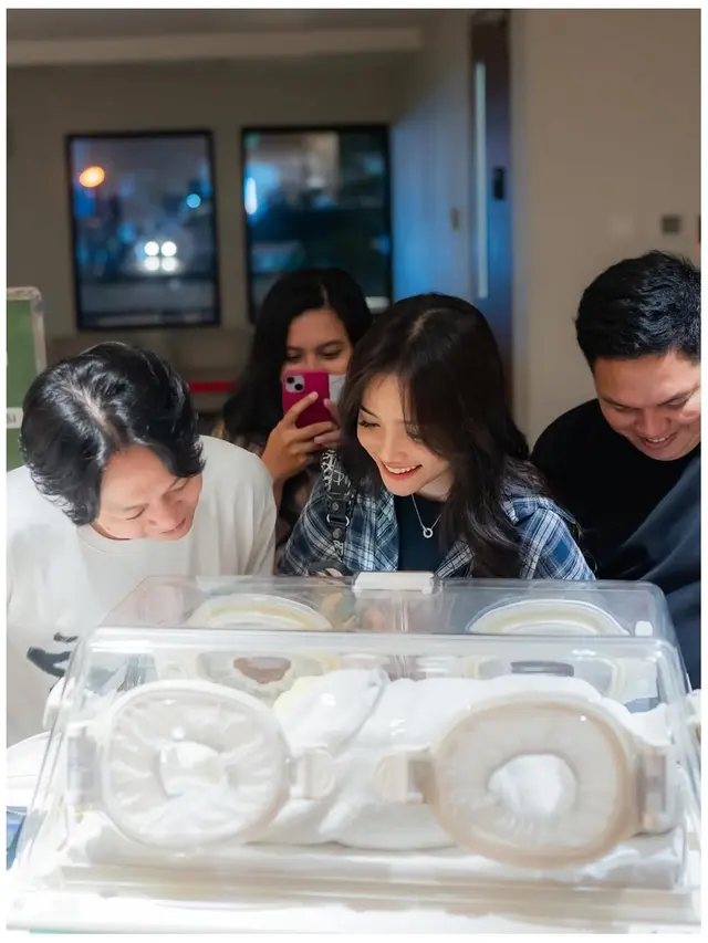 6 Potret Fuji Temani Erika Carlina Melahirkan, Antusias Sambut Baby Andrew