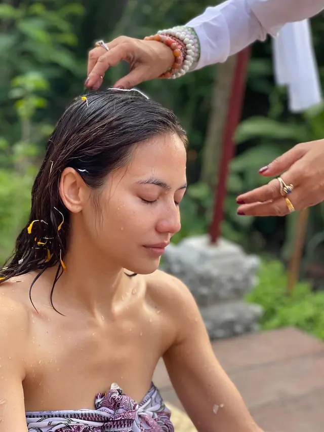 Pevita Pearce jalani ritual untuk menyembuhkan trauma (Foto: Instagram/@pevpearce)