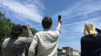 Tiga orang sedang mengamati langit. (NASA / Jessica Taylor)