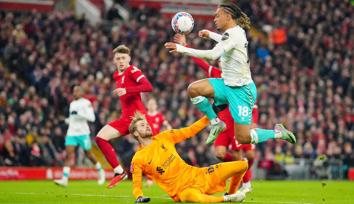 Pada laga ini, Southampton mengalami kesulitan mengendalikan pemain-pemain muda Liverpool. (AP Photo/Jon Super)