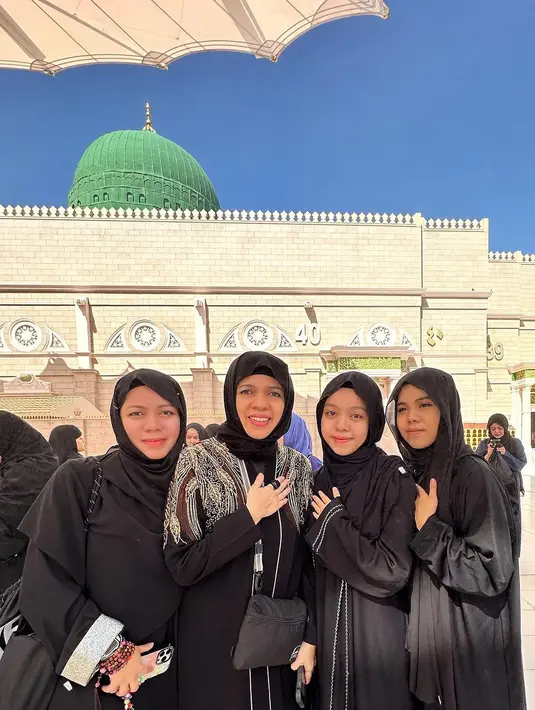 Berpose bersama anak-anak perempuannya, Geni Faruk tampil elegan dengan abaya hitam berbordir warna emas yang mewah. Geni Faruk memadukan penampilannya dengan hijab hitam polos. [Foto: Instagram/genifaruk]