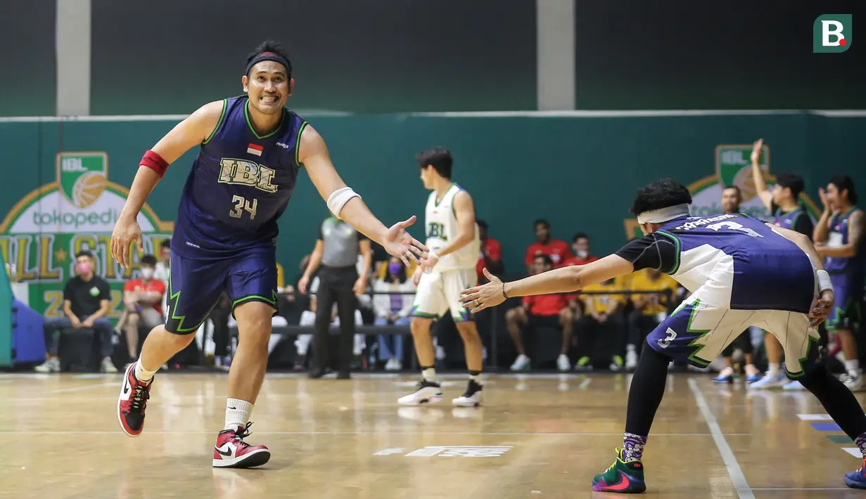 Tak ketinggalan, mantan pemain IBL pun turut ambil bagian dalam laga hiburan ini. Eks Satria Muda, Wellyanson Situmorang yang memperkuat Tim Ali Budimansyah masih menunjukkan kelihaiannya memasukkan bola ke jaring. (Bola.com/Bagaskara Lazuardi)