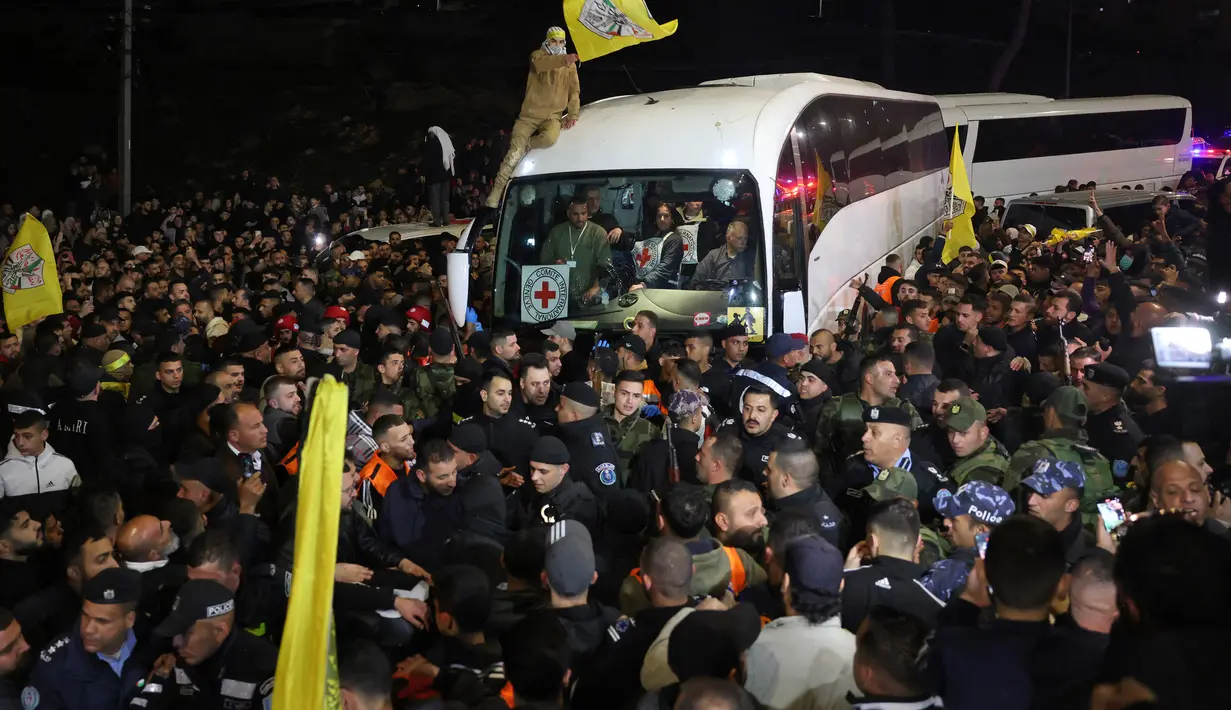 Tahanan Palestina dibebaskan oleh Israel sesaat setelah milisi Hamas melepas tiga sandera Israel yang ditahan di Gaza. (Ahmad GHARABLI/AFP)