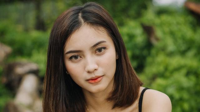 perempuan sedih serius putus cinta