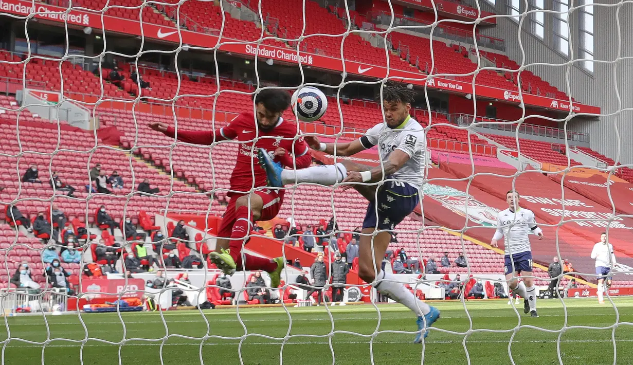Liverpool berhasil menyamakan kedudukan di awal babak kedua. The Reds mendapatkan gol itu pada menit ke-57 dari aksi Mohamed Salah yang menyambar bola muntah tepisan Martinez. (Foto: AFP/Pool/Clive Brunskill)