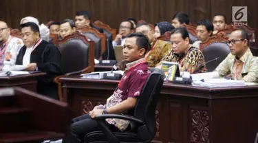 Saksi Tim Hukum Jokowi, Candra Irawan saat menjadi saksi dalam sidang lanjutan sengketa Pilpres 2019 di Gedung MK, Jakarta, Jumat (21/6/2019). Dalam sidang ini Tim hukum Jokowi menghadirkan empat orang saksi, Candra Irawan menjadi saksi yang pertama dalam persidangan. (Liputan6.com/Johan Tallo)