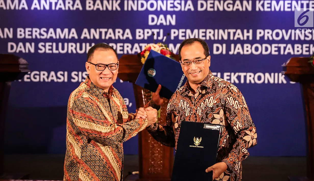 Gubernur BI Agus Martowardojo dan Menteri Perhubungan Budi Karya Sumadi usai penandatanganan kerja sama di Jakarta, Rabu (6/9). BI dan Kemenhub menyepakati pengembangan sistem pembayaran elektronik berbagai moda transportasi. (Liputan6.com/Angga Yuniar)