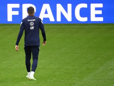 Pemain depan Prancis Kylian Mbappe mengambil bagian dalam sesi latihan pada malam laga persahabatan internasional, di stadion Pierre-Mauroy, dekat Lille, Senin (28/3/2022). Prancis akan beruji coba melawan Afrika Selatan pada Rabu, 30 Maret 2022 dini hari WIB. (FRANCK FIFE / AFP)