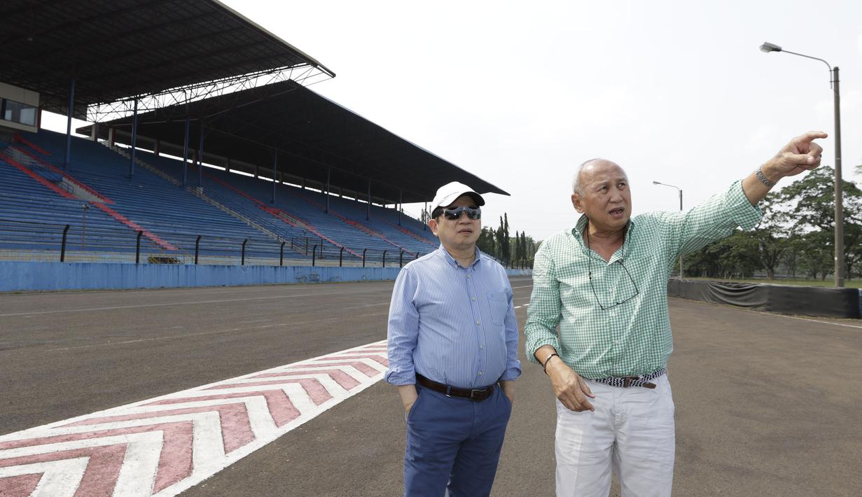 Direktur Utama Sirkuit Sentul, Tinton Soeprapto mendampingi Watimpres, Suharso Mohoarfa meninjau Sirkuit Sentul. (Bola.com/Vitalis Yogi Trisna)