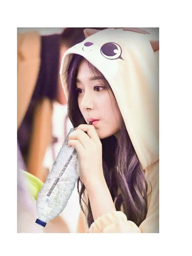 6 Foto Editan Nyeleneh Tzuyu TWICE Lagi Minum Ini Bikin Tepuk Jidat