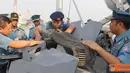 Citizen6, Jakarta: Kadisharkap Kolinlamil Kolonel Laut (T) Rachmat Hartoyo, melaksanakan pemeriksaan senjata atas air KRI Teluk Manado (TMO)-537, di dermaga Kolinlamil Tanjung Priok, baru-baru ini. (Pengirim: Kadispen Kolinlamil).