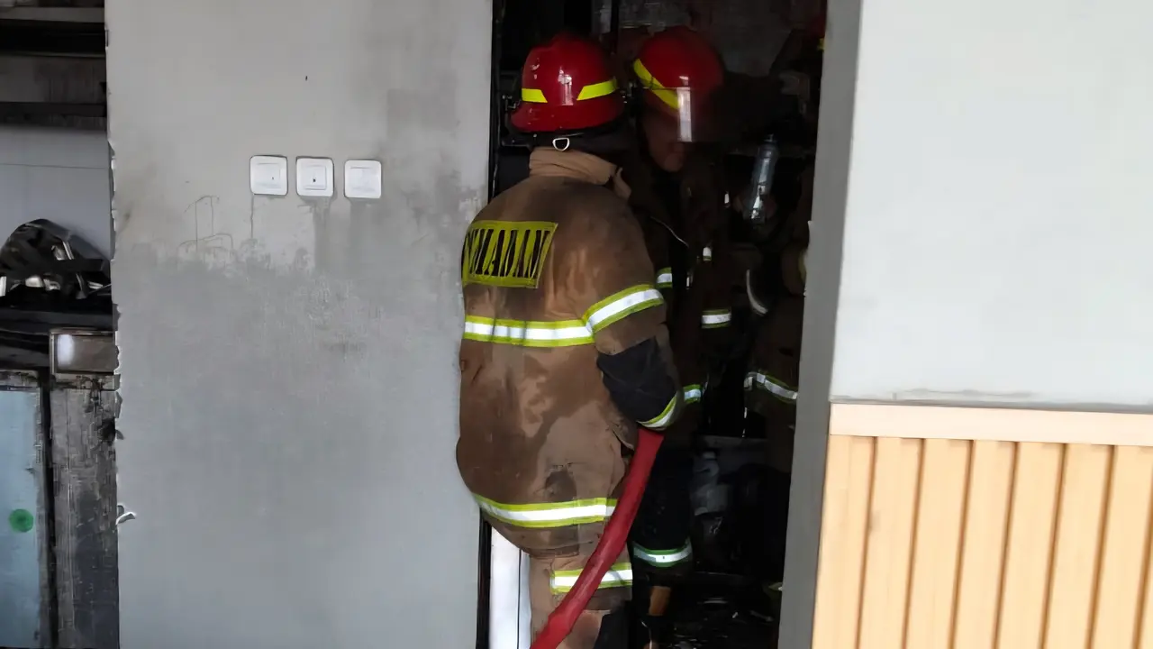 Coffe Shop di Depok terbakar, empat orang terluka. (Liputan6.com//Dicky Agung Prihanto)