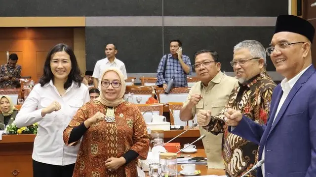 Veronica Tan saat Rapat Perdana Sebagai Wakil Menteri. [@menteripppa]