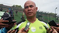 Asisten pelatih Persib Bandung, Herrie Setyawan. (Bola.com/Erwin Snaz)