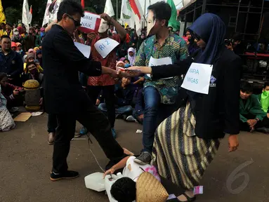 Mahasiswa BEM Seluruh Indonesia melakukan aksi teatrikal di depan Istana Negara, Jakarta, Kamis (20/11/2014). (Liputan6.com/Johan Tallo)