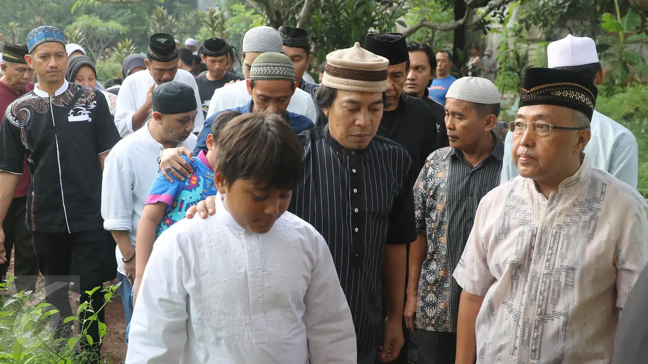 20160828-Antar Jenazah Putrinya ke Pemakaman, Komedian Komeng Terlihat Tegar-Bogor