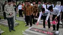 Para santri penghafal Alquran menabur bunga di salah satu makam pahlawan di Taman Makam Pahlawan Kalibata, Jakarta, Senin (2/10). Sebanyak 50 hafiz bersama Menteri Sosial Khofifah Indar Parawansa berziarah ke TMP Kalibata. (Liputan6.com/Faizal Fanani)