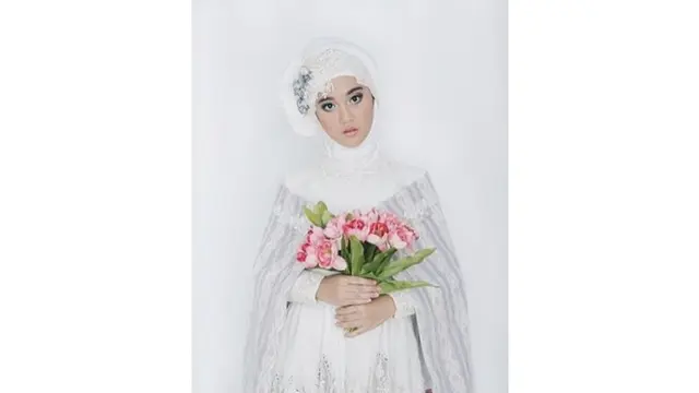 6 Potret Esta Pramanita Tampil Berhijab, Pemeran Marwa 'Dia Bukan Manusia'