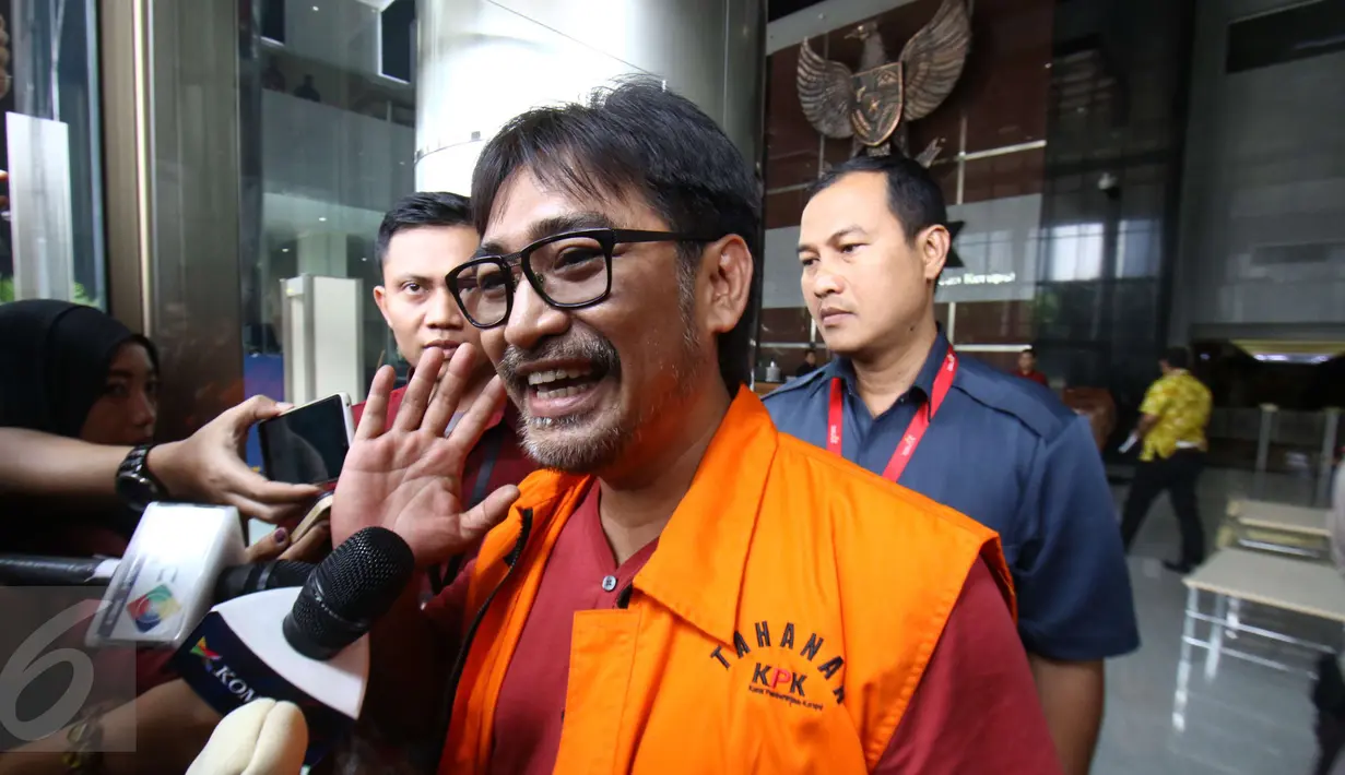 Choel Mallarangeng meninggalkan Gedung baru KPK, Jakarta, Jumat (24/2). Adik mantan Menpora, Andi Mallarangeng itu diduga telah merugikan negara mencapai sekitar Rp 471 miliar dari total proyek senilai Rp 1,2 triliun. (Liputan6.com/Helmi Afandi)