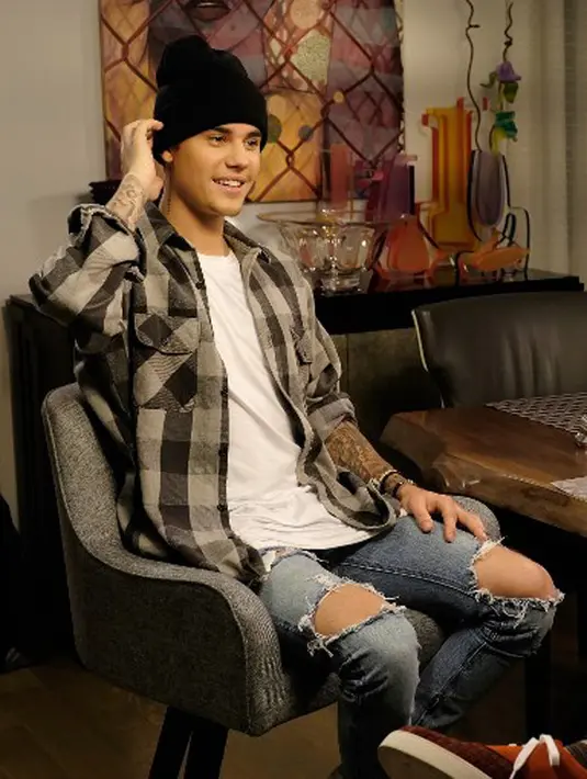 Pelanggaran yang terjadi pada Justin lantaran ia mengendarai Mercedes G-Wagon-nya sambil menggunakan telepon genggam. Meskipun tak diketahui apakah ia sedang menelpon atau mengirim pesan saat itu. (AFP/LARRY BUSACCA)