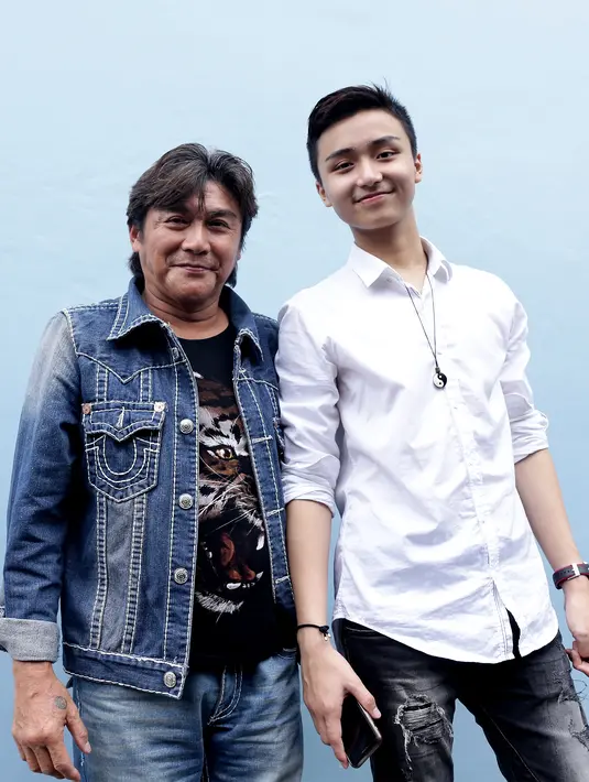 Pemain sinetron dan film, Leon Dozan mengatakan bahwa ayah itu satu-satunya yang tidak bisa digantikan oleh siapa saja. Hal itu ia kemukakan di kawasan Tendean, Jakarta Selatan, beberapa hari lalu. (Andy Masela/Bintang.com)