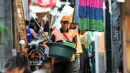 Seorang pria memindahkan barang-barang dari rumahnya di kawasan Pasar Ikan, Penjaringan, Jakarta, Rabu (6/4). Pemprov DKI telah mengeluarkan SP2 kepada warga Pasar Ikan untuk segera mengosongkan dan meninggalkan kawasan itu (Liputan6.com/Yoppy Renato)