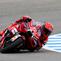 Pembalap Ducati Lenovo, Marc Marquez, berhasil meraih pole position setelah mengukir waktu tercepat pada kualifikasi MotoGP Spanyol 2026 di Sirkuit Jerez, Sabtu (25/04/2026) sore WIB. (AFP/Pierre-Philippe MARCOU)