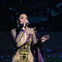 "Di awal 2017 ini saya termasuk penyanyi Indonesia yang beruntung karena penyanyi Malaysia sendiri ada 8 orang yang batal konser karena memang ekonomi yang tidak baik," tutur Krisdayanti.  (Instagram/krisdayantilemos)