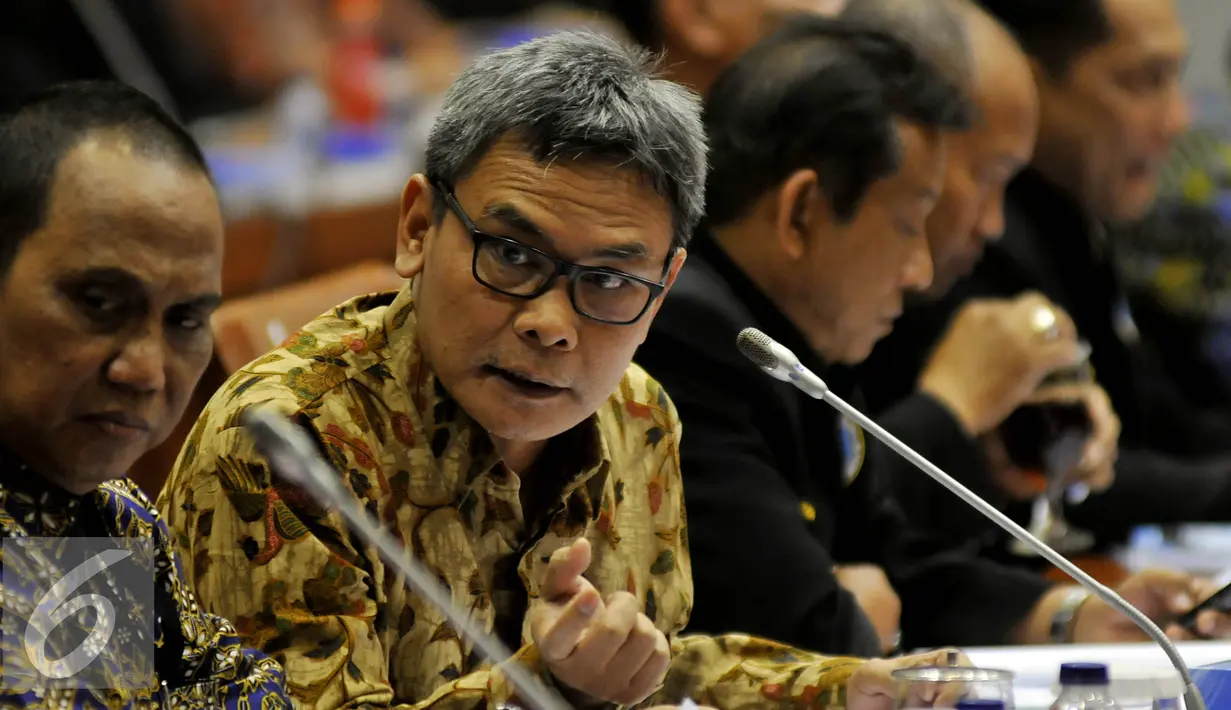 Plt pimpinan KPK Johan Budi mendengarkan Rapat Dengar Pendapat (RDP) dengan Komisi III DPR di Jakarta, Senin (7/9/2015). RDP yang membahas Rencana Kerja dan Anggaran dihadiri BNN, KPK, dan PPATK. (Liputan6.com/Johan Tallo)