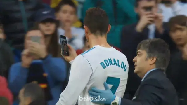 VIDEO: Ronaldo Periksa Bekas Tendangan Brutal di Wajahnya lewat HP