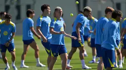 Laga ini jadi ujian penting bagi kedua tim dalam perburuan tiket semifinal Liga Champions 2025/2026. Tampak dalam foto, gelandang Barcelona asal Spanyol, Daniel Olmo (tengah) bersama rekan setimnya saat sesi latihan menjelang pertandingan leg pertama perempat final Liga Champions 2025/2026 melawan Atletico Madrid di lapangan latihan Joan Gamper, Sant Joan Despi, dekat Barcelona, pada Selasa 7 April 2026. (MANAURE QUINTERO/AFP)