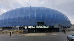 Tampak luar Stadion Reale Arena yang bernama asli Anoeta Stadium, Markas Real Sociedad yang berlaga di LALIGA 2023/2024. (Bola.com/Yus Mei Sawitri)